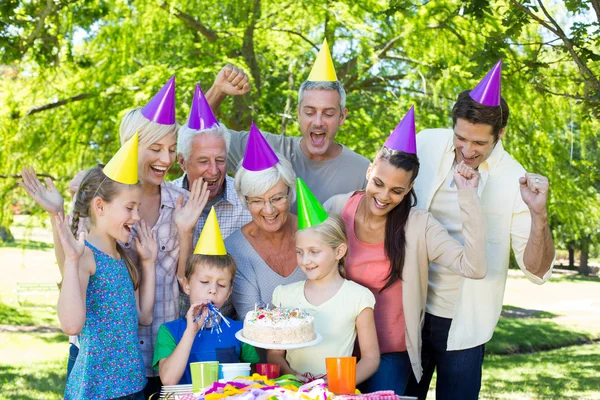Boldog család ünnepli a születésnapját — Stock Fotó
