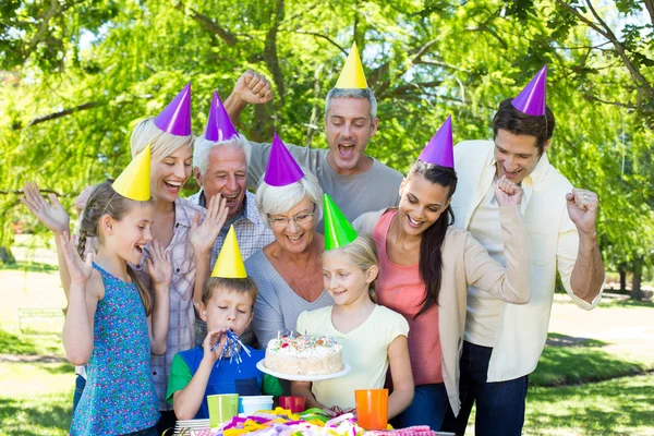 Família feliz celebrando um aniversário — Fotografia de Stock