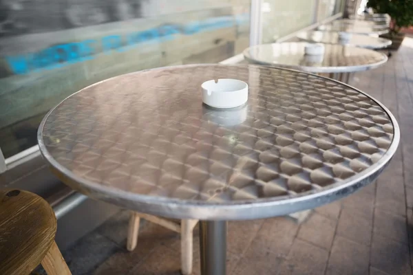 Barové židle a stůl s popelníku — Stock fotografie