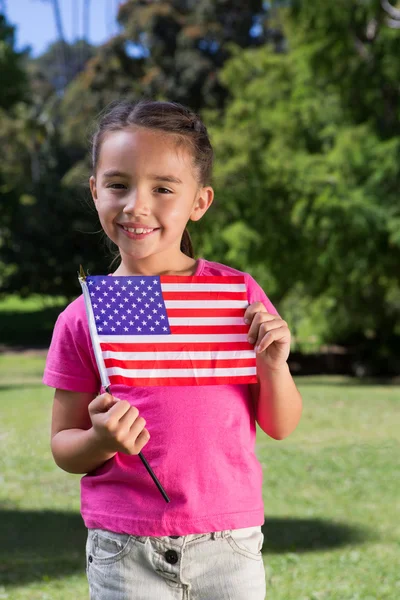 Küçük kız sallayarak Amerikan bayrağı — Stok fotoğraf