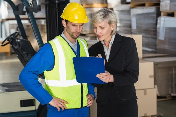 Forklift sürücüsü yöneticisi ile konuşmak — Stok fotoğraf