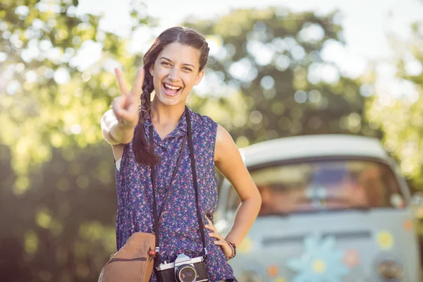 Bella hipster sorridente alla fotocamera — Foto Stock