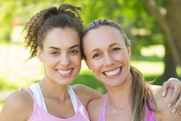 Усміхнені жінки в рожевому кольорі для усвідомлення раку молочної залози — стокове фото