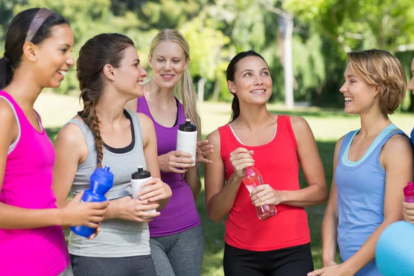 Fitness grupp chattar i park — Stockfoto