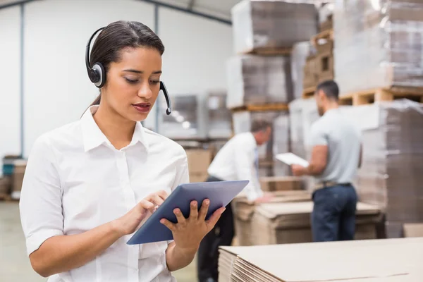 Gerente femenina usando tableta digital — Foto de Stock