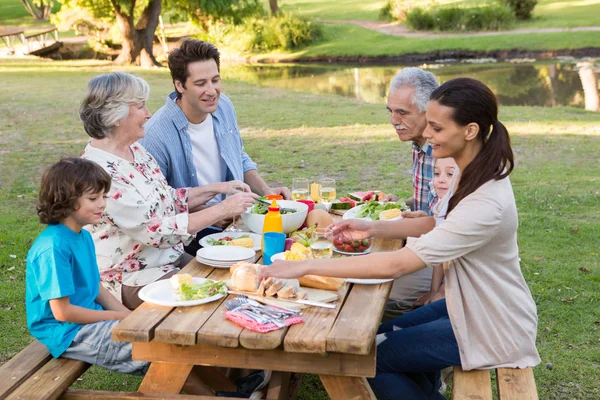 Großfamilie beim Mittagessen im Freien — Stockfoto