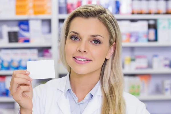 Фармацевт показывает коробку с лекарствами — стоковое фото