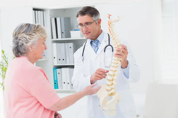 Médico e paciente discutindo — Fotografia de Stock