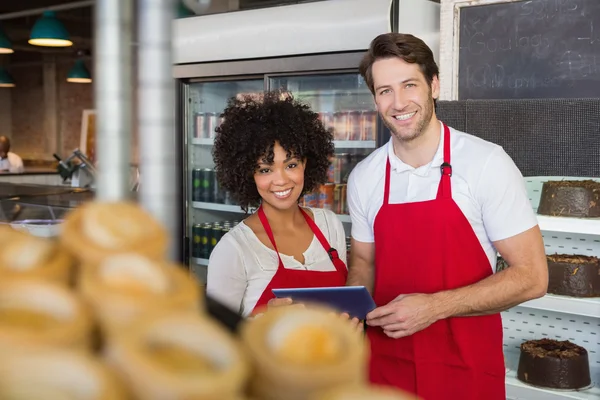 Lächelnde Kollegen mit Tablet-PC — Stockfoto