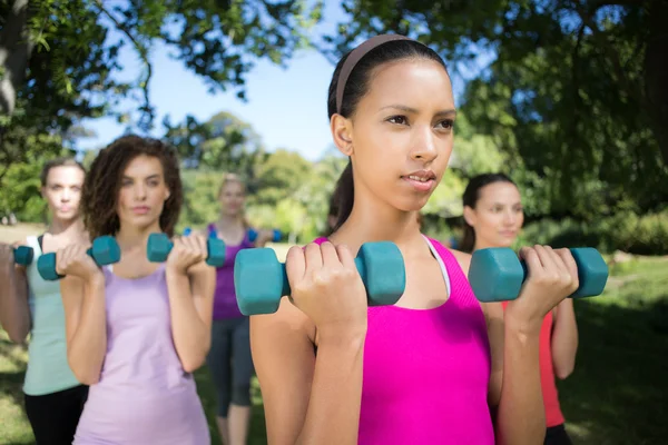 Grupa fitness podnoszenia ciężarów rękę w parku — Zdjęcie stockowe