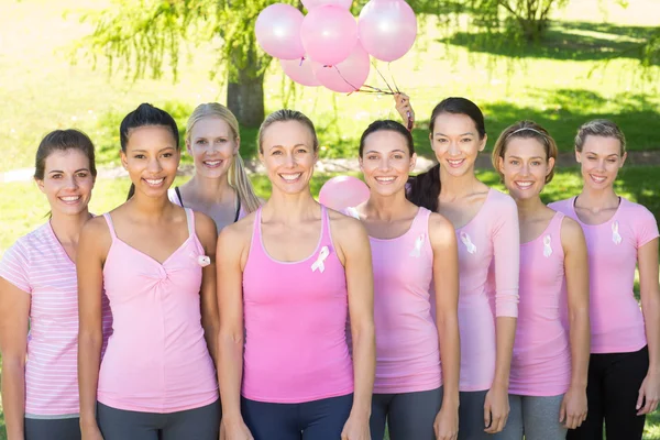 Mulheres sorridentes em rosa para a consciência do câncer de mama — Fotografia de Stock