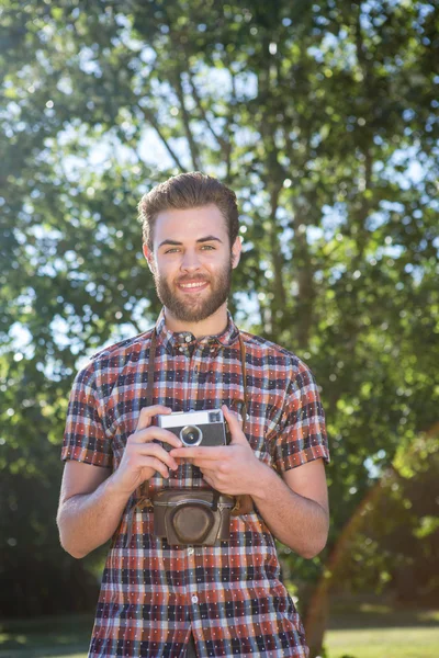 Knappe hipster met behulp van vintage camera — Stockfoto