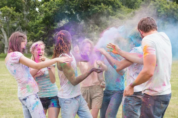 Amis s'amuser avec de la peinture en poudre — Photo