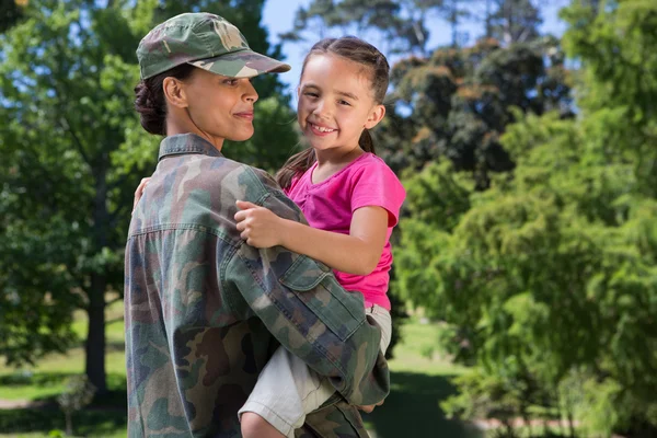 Soldato riunito con sua figlia — Foto Stock