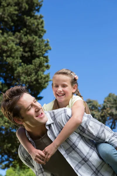 Padre e figlia si divertono nel parco — Foto Stock