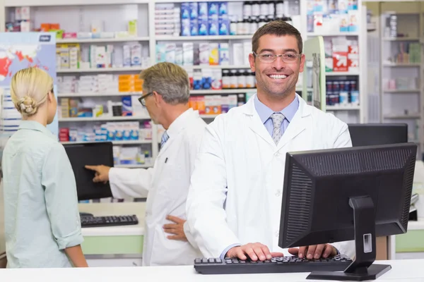 Gelukkig apotheker camera kijken — Stockfoto