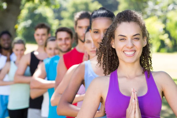 Gruppo di fitness che fa yoga nel parco — Foto Stock