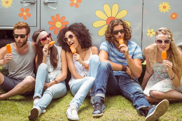 Hipster-Freunde genießen Eis-Lutscher — Stockfoto