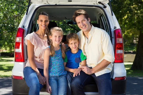 Família feliz se preparando para viagem de carro — Fotografia de Stock