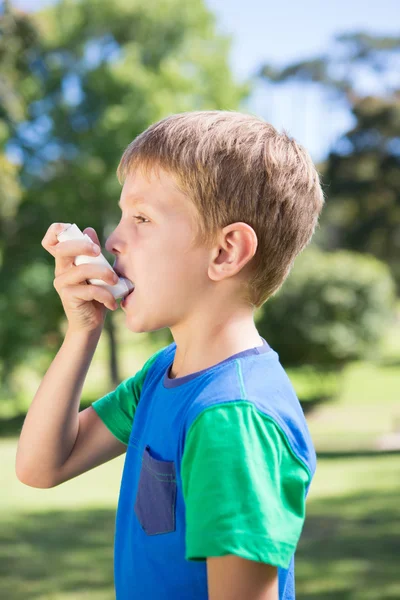 Mały chłopiec za pomocą jego inhalator — Zdjęcie stockowe