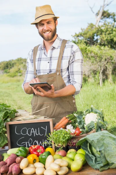 Agriculteur vendant ses produits biologiques — Photo