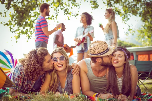 Glückliche Hipster-Paare auf dem Campingplatz — Stockfoto