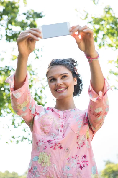 Jolie brune prenant un selfie — Photo