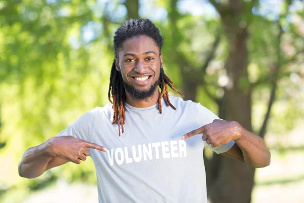 Happy volunteer in the park — Stock Photo, Image