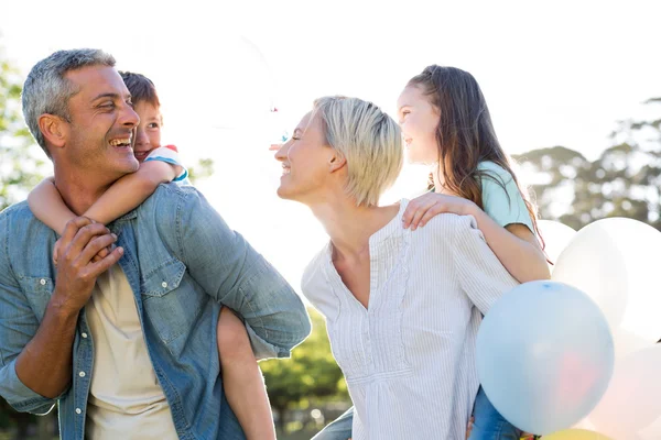 Família feliz andando no parque — Fotografia de Stock