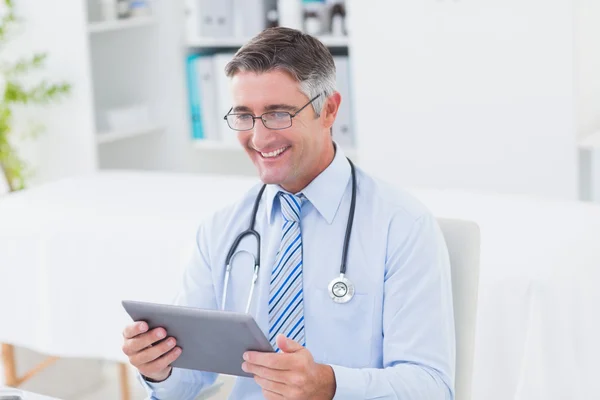 Mężczyzna lekarza przy użyciu komputera typu tablet — Zdjęcie stockowe