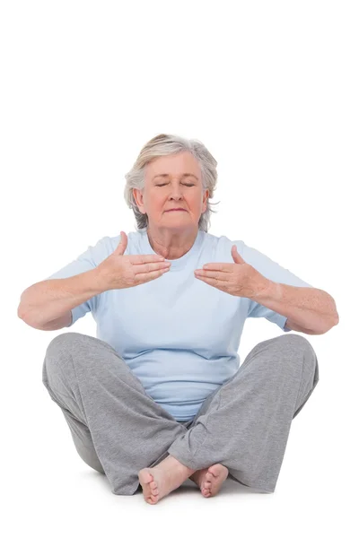 Mulher idosa fazendo exercício de ioga — Fotografia de Stock