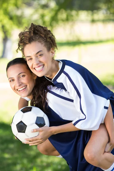 Kameraya gülümseyen güzel futbol oyuncuları — Stok fotoğraf