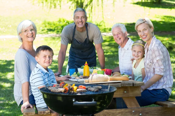 Familie met picknick in het park — Stockfoto