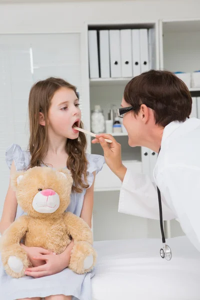 Médico examinando la boca niña — Foto de Stock