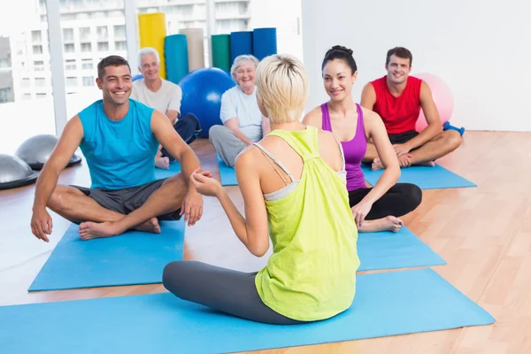 Instruktor mluví s třídou ve fitness klubu — Stock fotografie