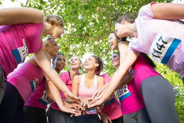 Lächelnde Frauen laufen für Brustkrebs-Aufklärung — Stockfoto