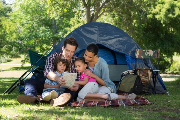 テントの中のキャンプ旅行に家族 — ストック写真
