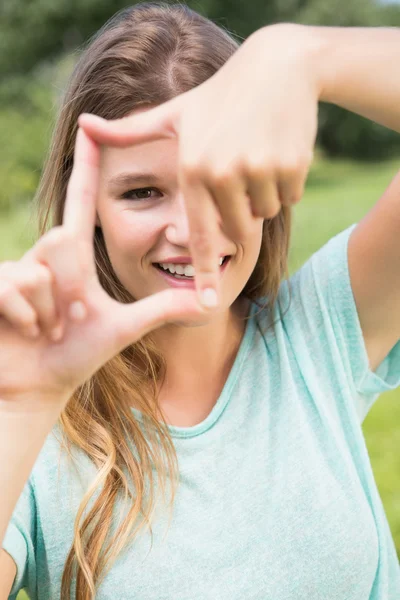 Bella bionda sorridente alla macchina fotografica — Foto Stock