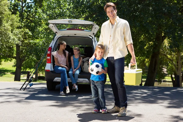 Família feliz se preparando para viagem de carro — Fotografia de Stock