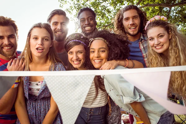 Felice hipster sorridente alla fotocamera — Foto Stock