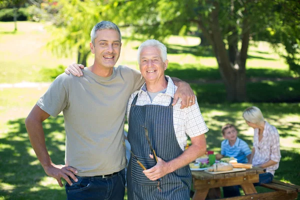 Hombre haciendo barbacoa con su padre —  Fotos de Stock