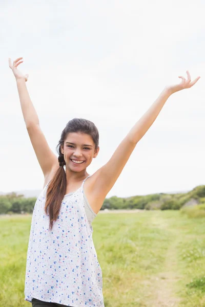 Jolie brune se sentant libre dans le parc — Photo