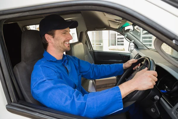 Lieferfahrer lächelt in seinem Lieferwagen — Stockfoto