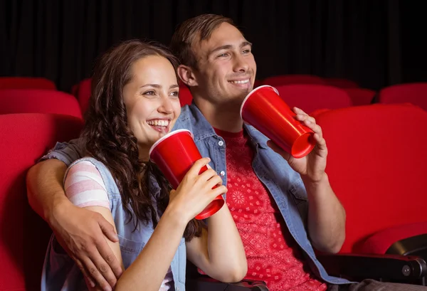 Jong koppel kijken naar een film — Stockfoto