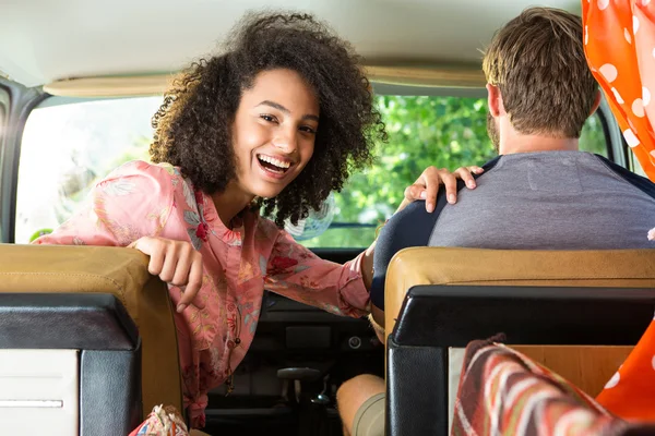 Hipster paar rijden in kampeerauto — Stockfoto