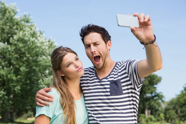 Couple dans le parc prendre selfie — Photo