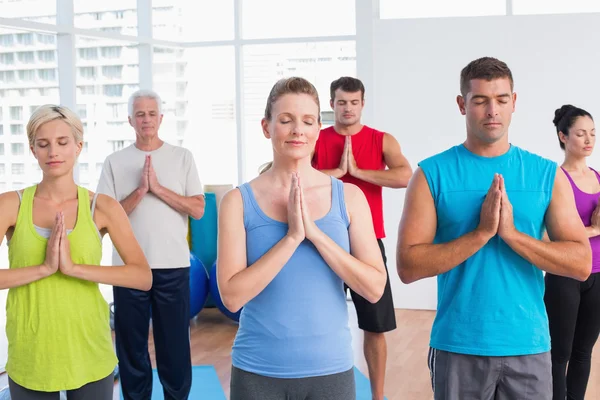 Människor mediterar med händer började på fitness club — Stockfoto