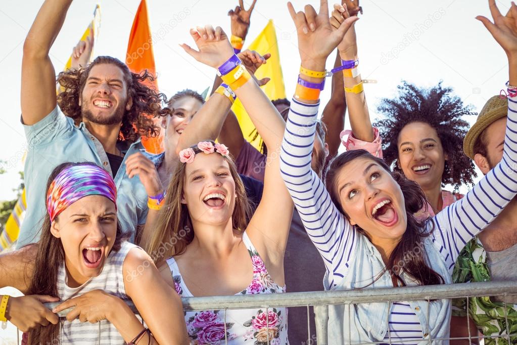 Opgewonden Jongeman In Casual Blauw Shirt Poseren Geïsoleerd Op Gele Oranje  Muur Achtergrond, Studio Portret. Mensen Lifestyle Concept. Mock Up Kopieer  Ruimte. Wijs Wijsvinger Omhoog, Hand Op Het Hoofd. Royalty-Vrije Foto,  Plaatjes,, image size:1023x682