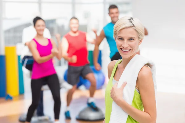 Retrato de mujer feliz sosteniendo toalla en el gimnasio —  Fotos de Stock