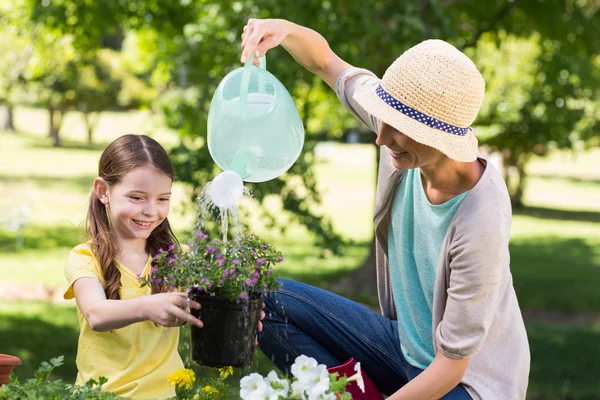 Loira feliz e sua filha jardinagem — Fotografia de Stock